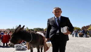 Türkiye'nin "Eşekli Dostoyevski"si köyleri dolaşarak çocuklara kitap dağıttı