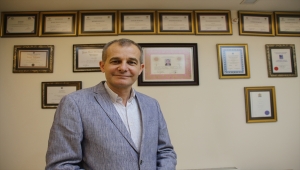 Yarım bıraktığı eğitim hayatını 3 lisans ve 2 yüksek lisansla taçlandırdı