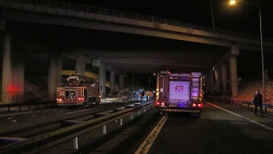 Adana-Niğde otoyolunda köprüden düşerek alev alan tırdaki 2 kişi öldü