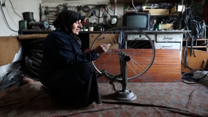 "Bisikletçi Anne" 30 yıldır evini tamircilikle geçindiriyor