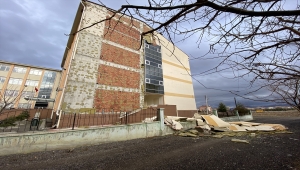 Çubuk'ta şiddetli rüzgar ahırların çatılarına zarar verdi