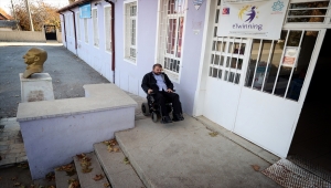 "Engel"ini aşan öğretmen, yazdığı kitaplarla milyonlarca öğrenciye ulaştı