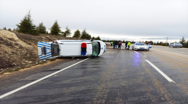 Eskişehir'de kaza yapan ekip otosundaki 2 polis memuru yaralandı
