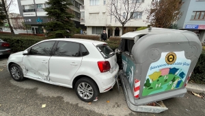 Eskişehir'de kontrolden çıkan kamyonet, park halindeki 6 araca çarptı