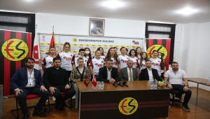 Eskişehirspor kadın futbol takımı kurdu