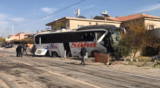 GÜNCELLEME - Kayseri'de yolcu otobüsü ile kamyonetin çarpıştığı kazada 1 kişi öldü, 10 kişi yaralandı