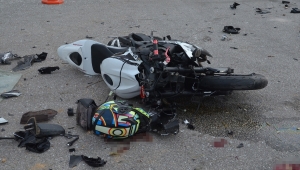 Hız motosikletiyle çarpışan otomobilin sürücüsü kaçtı