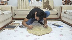 Hobi olarak başladığı ahşap oymacılığında sanat eserleri üretiyor