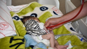 Kalpten çıkan iki ana damarı ters olarak doğan bebek, 53 günlük yaşam savaşını kazandı