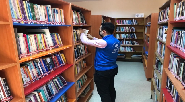 Kaman'da gönüllü gençler kütüphanede kitap tasnifi yaptı