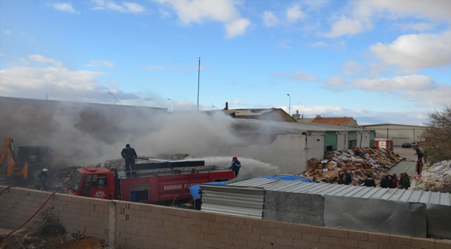Karaman'da atık kağıt deposunda çıkan yangın hasara yol açtı