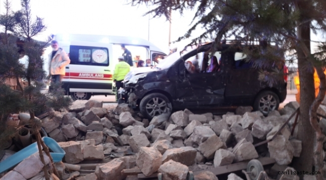 Kayseri'de hafif ticari araç evin duvarına çarptı: 2 yaralı