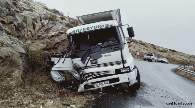 Kayseri'de freni tutmayan kamyon kayaya çarptı