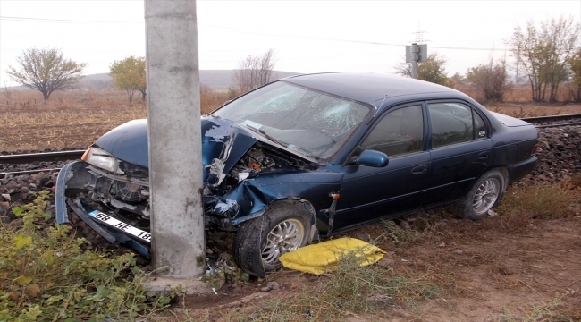 Kayseri'de hafif ticari araçla otomobil çarpıştı: Savrulan araç direğe çarparak durabildi