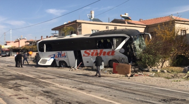 Kayseri'de yolcu otobüsü ile kamyonetin çarpıştığı kazada 1 kişi öldü, 10 kişi yaralandı