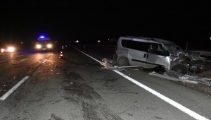 Kırıkkale'de hafif ticari aracın tıra çarptığı kazada 1 kişi öldü, 1 kişi yaralandı