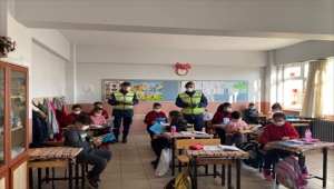 Kırşehir'de jandarma, öğrencilere "Bi Hareketine Bakar Hayat" kampanyasını tanıttı