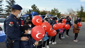 Kırşehir'de sevgi evlerinde kalan çocuklar jandarmayla bir gün geçirdi