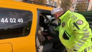 Kırşehir'de taksi şoförlerine uyarıcı broşürler dağıtıldı