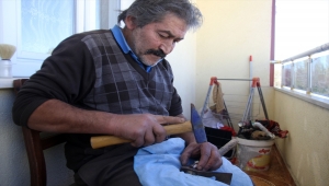 Kızılırmak kenarından topladığı renkli taşları sanat eserine dönüştürüyor