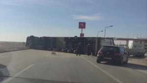 Konya'da devrilen tırın sürücüsü yaralandı