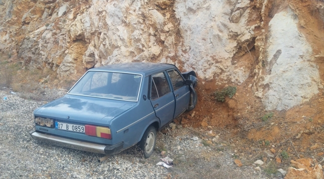 Konya'da otomobil kayalıklara çarptı: 4 yaralı
