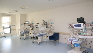 Kovid-19'a yakalanan annenin erken doğan üçüzlerinin tedavisi sürüyor