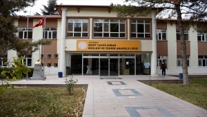 Mercedes kamyon fabrikasında staj yapıp parça üretiyorlar