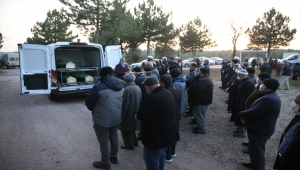 Öldürülen karı koca ile intihar ettiği öne sürülen oğullarının cenazeleri toprağa verildi