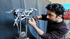 Saat ve bisiklet parçalarını hareketli heykellere dönüştürüyor