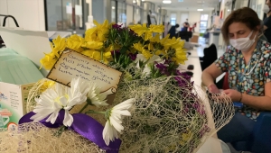 Sağlık çalışanlarından Kovid-19 tedavisi gören emekli öğretmene anlamlı ziyaret