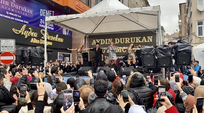 Şarkıcı Demet Akalın, Kırşehir'de konser verdi