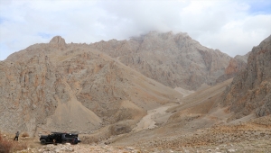 Sırtında 3 metrelik direkle çıktığı zirvelerde Türk bayrağını dalgalandırıyor