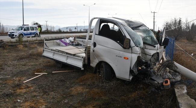 Sivas'ta devrilen kamyonetteki 2 kişi yaralandı