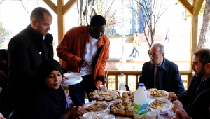 Sivas'ta eğitim alan yabancı öğrencilere etli pide ikram edildi 