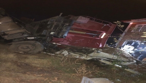 Sivas'ta evin bahçesine devrilen tırdaki 2 kişi öldü