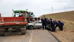 Sivas'ta otomobil ile traktörün çarpıştığı kazada 1 kişi öldü, 1 kişi yaralandı