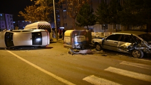 Sivas'ta park halindeki araca çarparak devrilen otomobilin sürücüsü yaralandı 