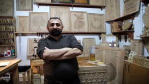 Sivaslı usta 20 yıldır iğneyle kuyu kazar gibi ahşaba hayat veriyor