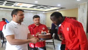 Sivassporlu futbolcu Camara'ya takım arkadaşlarından doğum günü sürprizi