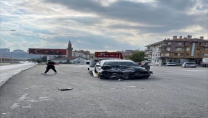 Tünelin beton kaplaması, üzerine düştüğü aracı kullanılamaz hale getirdi