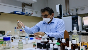 Üniversitede tıbbi ve aromatik bitkilerin yağı ve esansını çıkarıyorlar