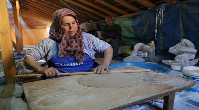 Yaban armutları geleneksel yöntemle yufka ekmek oluyor