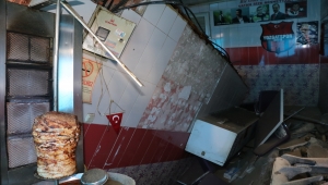 Yozgat'ta ahşap zeminleri çöken 2 iş yerinde zarar oluştu