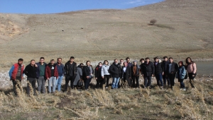 Aksaray'da bir işletmeci süper kahraman kostümleriyle su satıyor