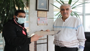 Akşehir Belediyesi esnaf ve vatandaşlara İstiklal Marşı tablosu armağan etti