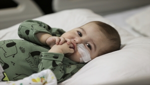 Ankara&#39;da 7 aylık bebek babasının karaciğeriyle hayata tutundu