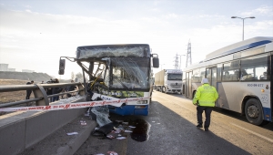 Ankara'da belediye otobüsü köprü korkuluklarına çarptı