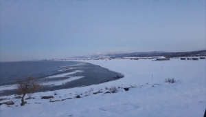 Beyşehir Gölü'nün Karaburun plajı beyaza büründü