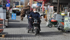 Engelli aracıyla ihtiyaç sahiplerine ekmek taşıyor